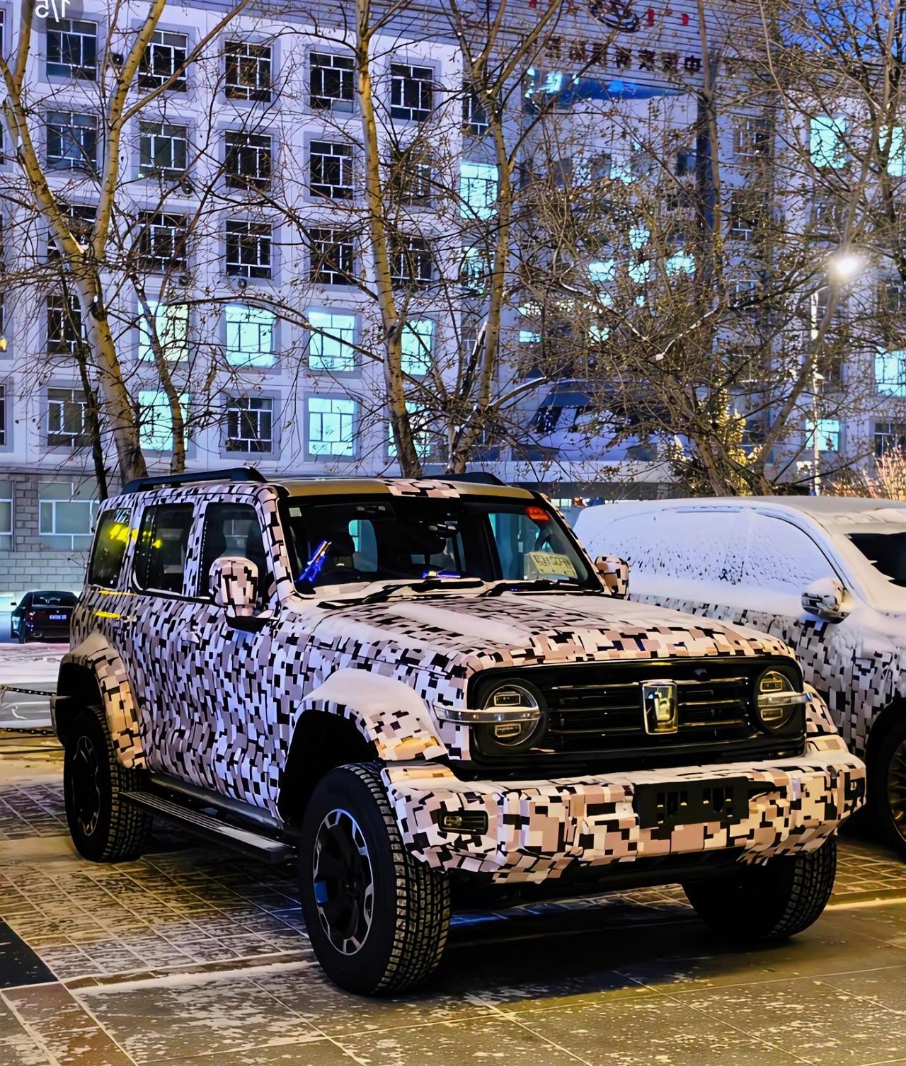 2026款坦克300的伪装车，我盯着看了半天，愣是没看出个大变化。这就对了。
