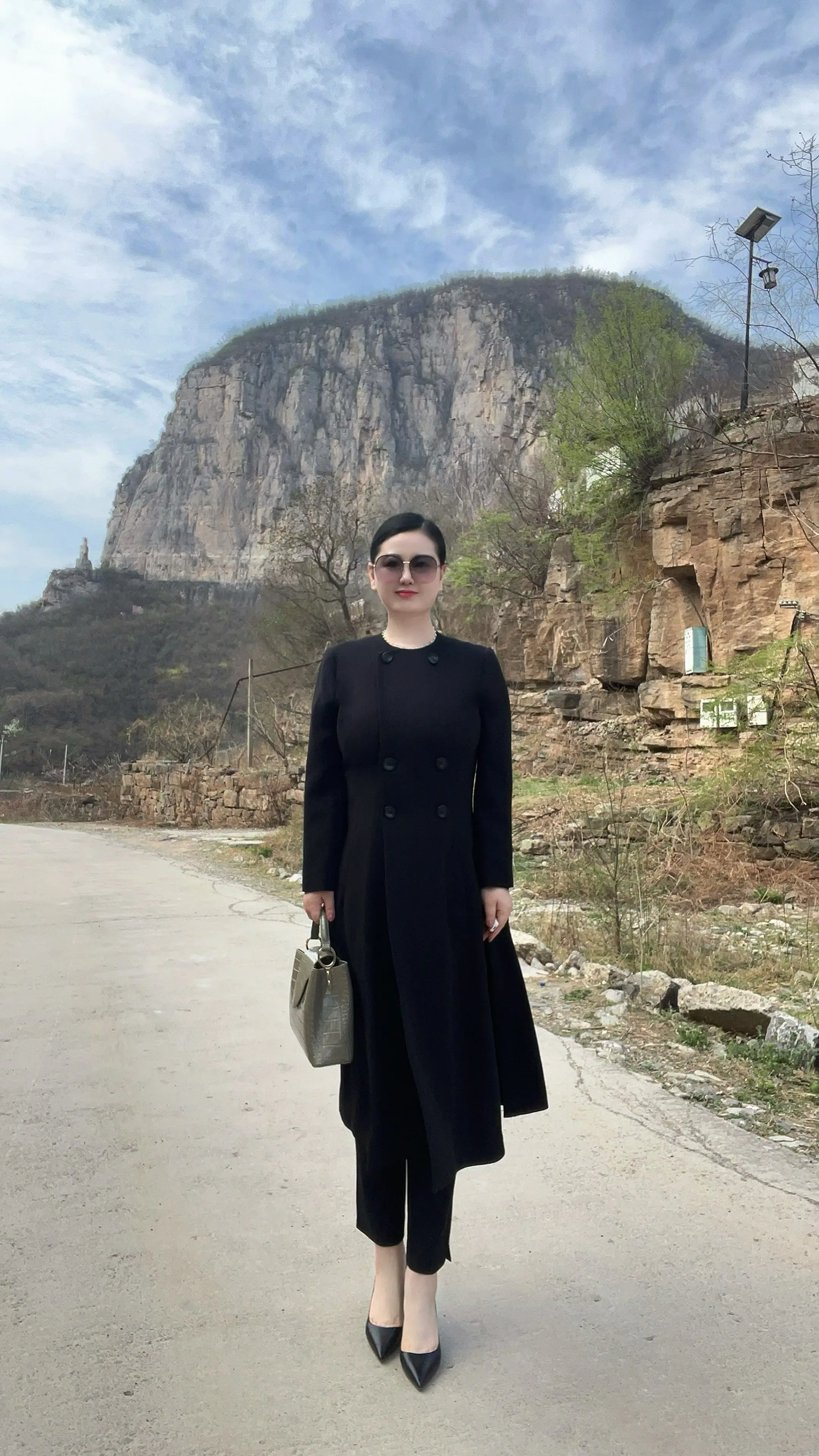 你看透了人间冷暖，却学不会铁石心肠!你活得通透清醒，却抵不过心软善良!...