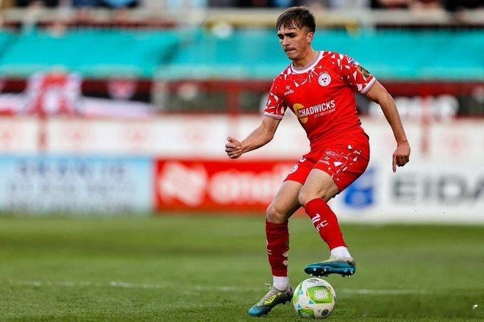 皮尔斯透露利物浦后卫诺里斯正与谢尔伯恩俱乐部就永久转会事宜进行谈判此前他以租借身