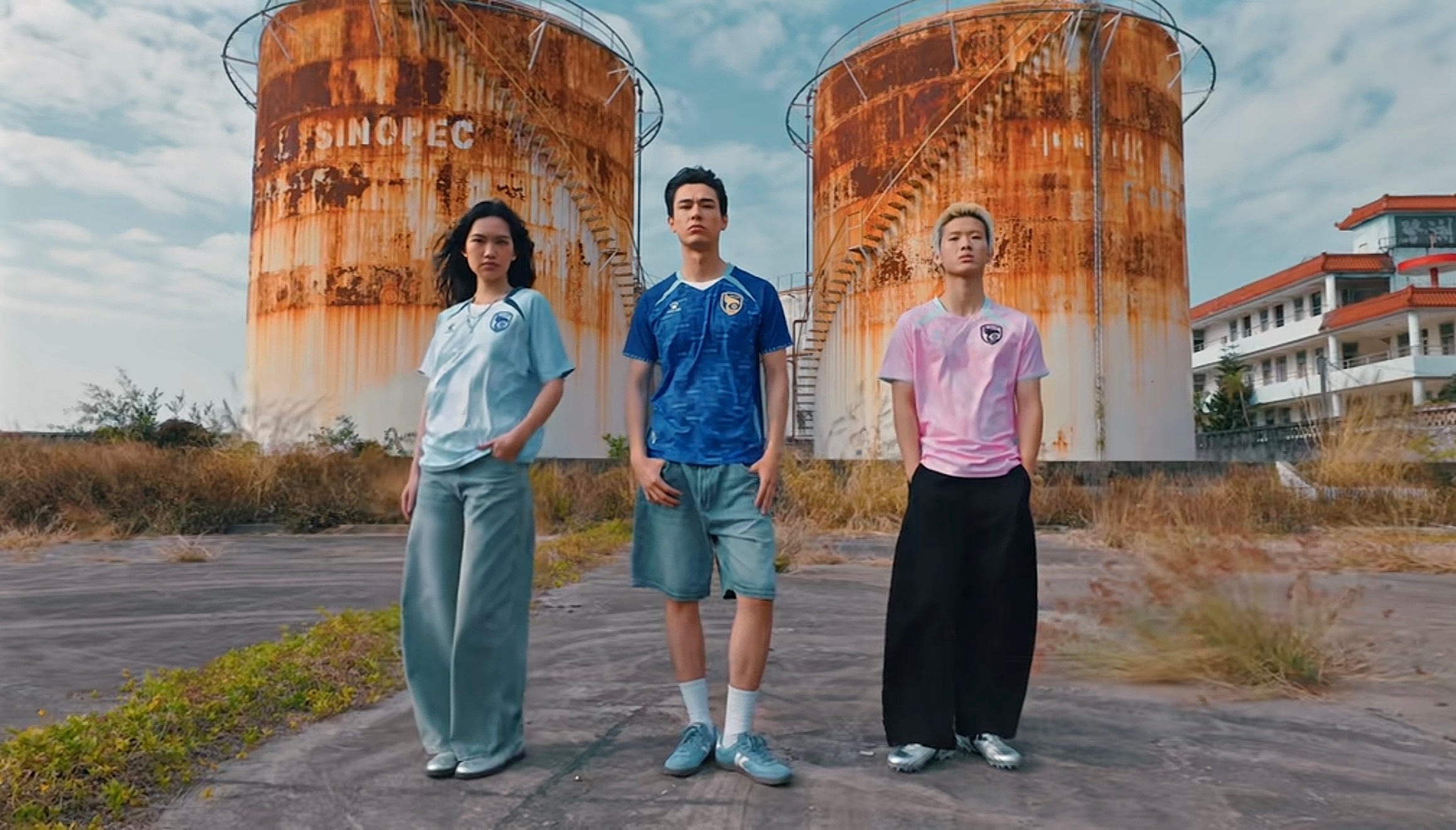 大连鲲城大连鲲城中甲联赛 卡尔美发布了大连鲲城新赛季的三套球衣 大连