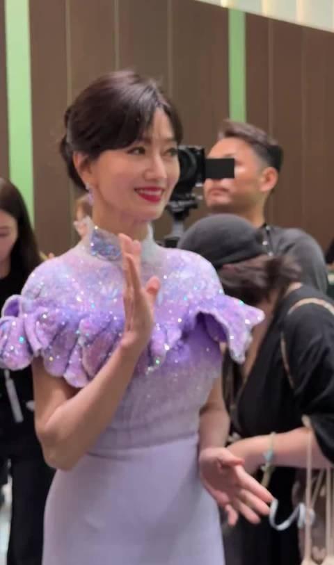 把半世纪温柔风骨穿在一身紫韵红裙里赵雅芝白玉兰 ​​​