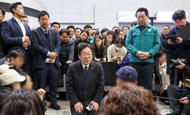 昨天晚上8点50分左右，韩国在野党共同民主党党魁李在明赶到武安国际机场，与遇难者