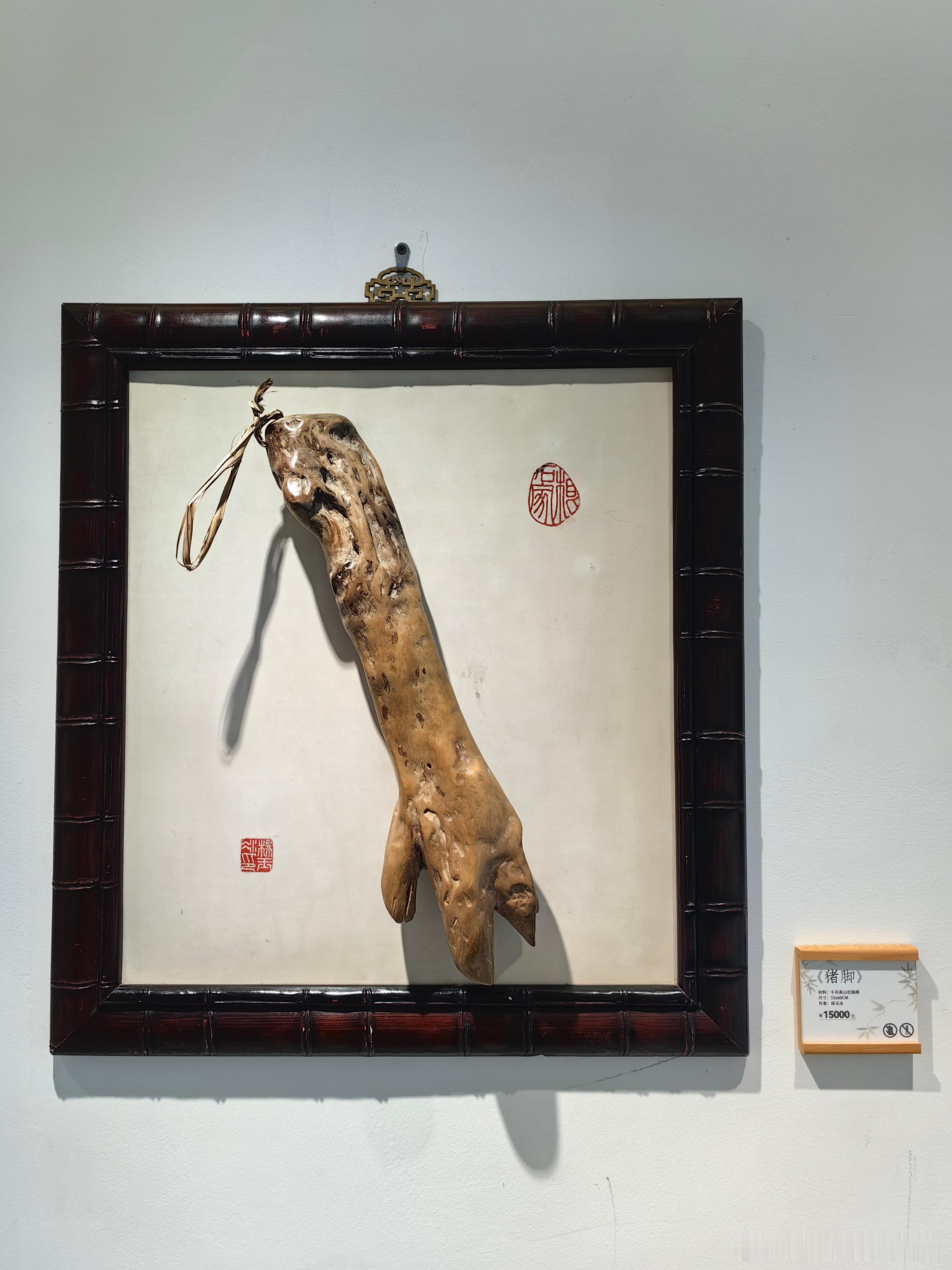 明天考一模最后一门英语，我问乐乐想我带什么去接她回家。她说不要带吃喝的，带上她的
