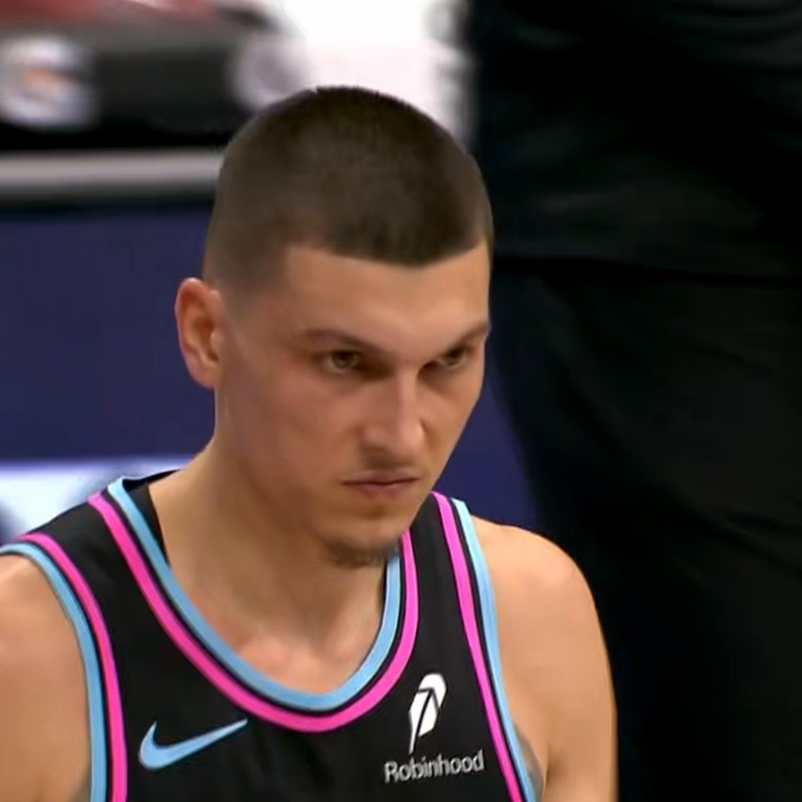 小蜜蜂连胜终止，三核心20+也没拿下，只是因为对面有个狠人。35分9板9助8三分