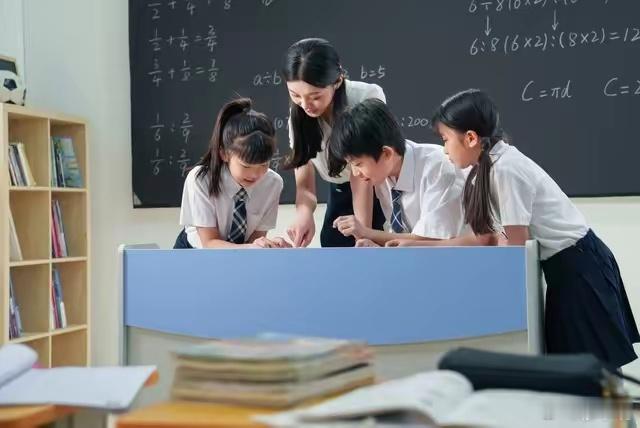 哪类专业更适合当老师高考开麦季专业报考指南最适合当老师的无疑是师范类专业，比如汉