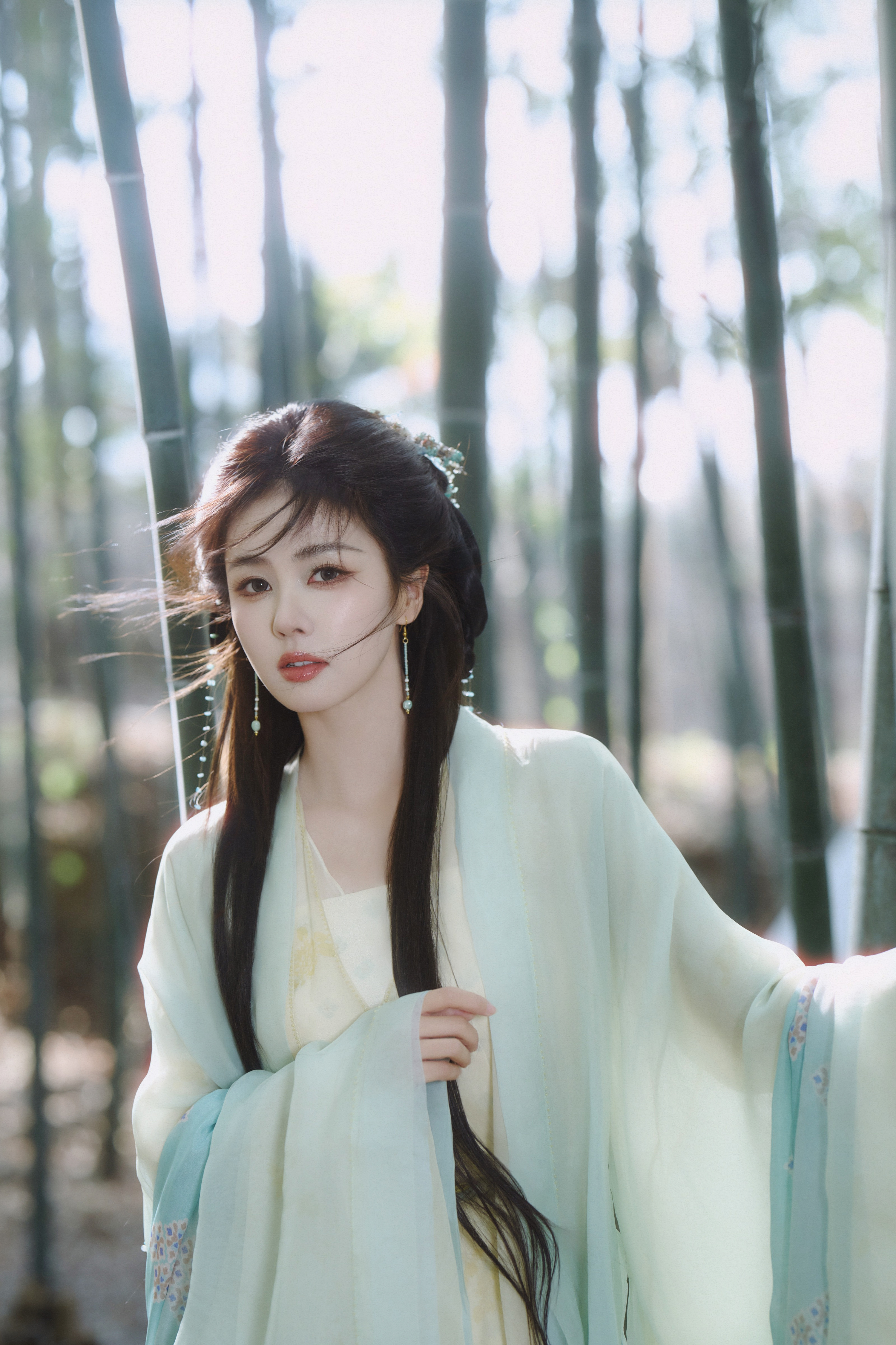 白鹿不是拼，而是认真对待每一份工作，珍惜每一次机会，重视每一份喜欢。草根花的靠山