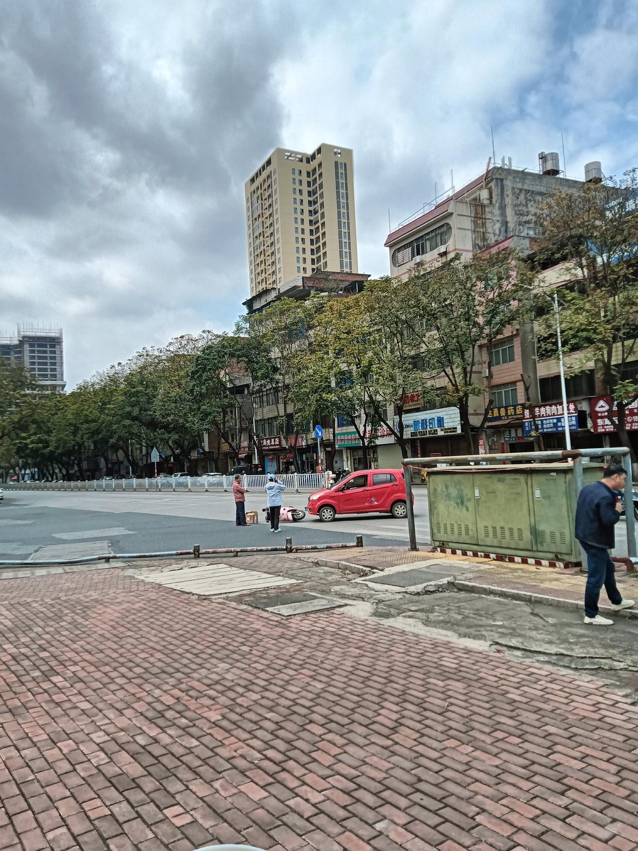 刚经过贵港市港北区江北大道路段故，所见一老人小车和二轮电车刮碰事故。近看红色小车