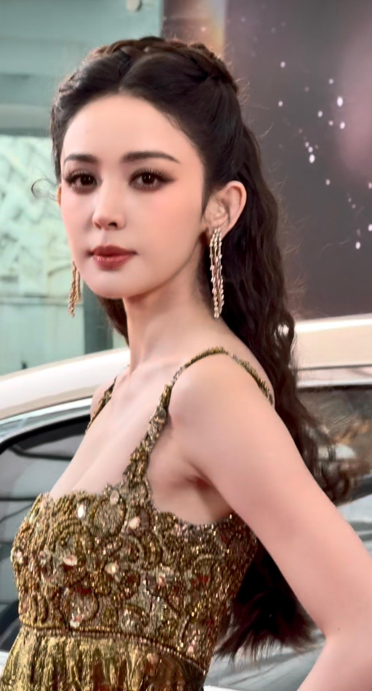 娜扎亮相微博之夜红毯乘坐尊界S800，那一刻，仿佛日月星辰都被她点亮！那袭鎏金开