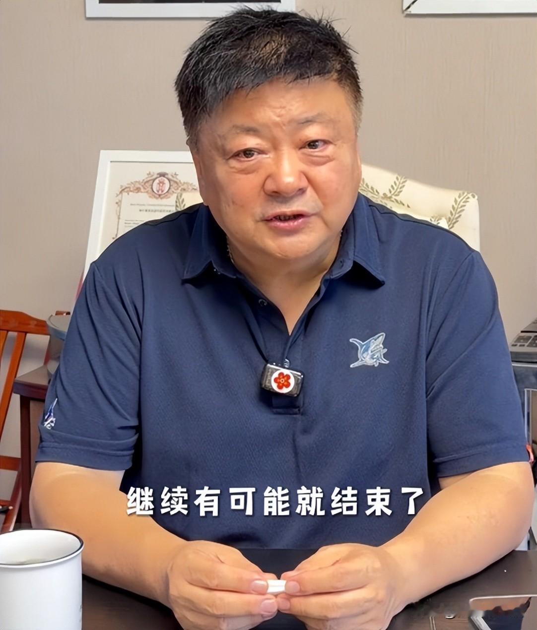 曾经荧幕里乐观憨厚的洪班长，躺在病床吸氧的模样，让不少观众心里一紧。
 
这次高