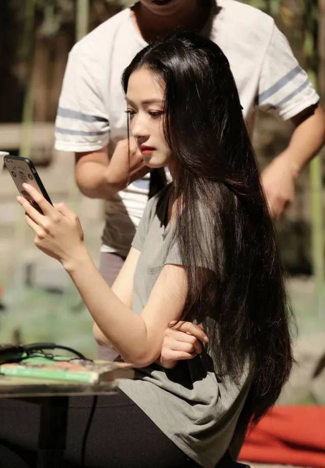 #万茜老公被爆料前一家三口看电影#很多男人就是这样的呀，家里红旗不倒，外面彩旗飘