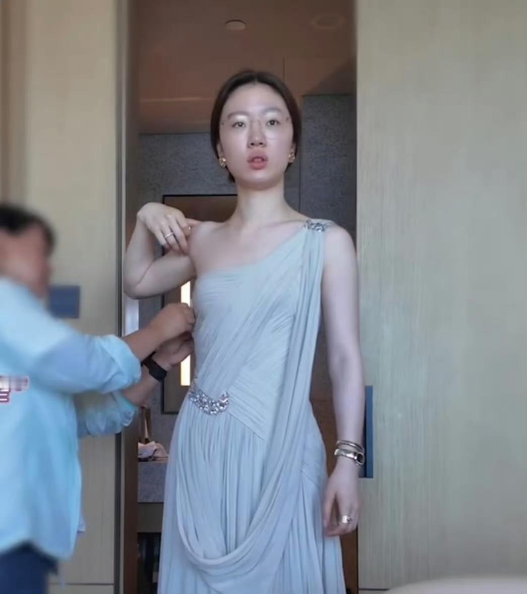 无惧放出素颜照，单依纯真是挺勇的。而且她这个绝对是有效化妆，妆后连气场都增强了不