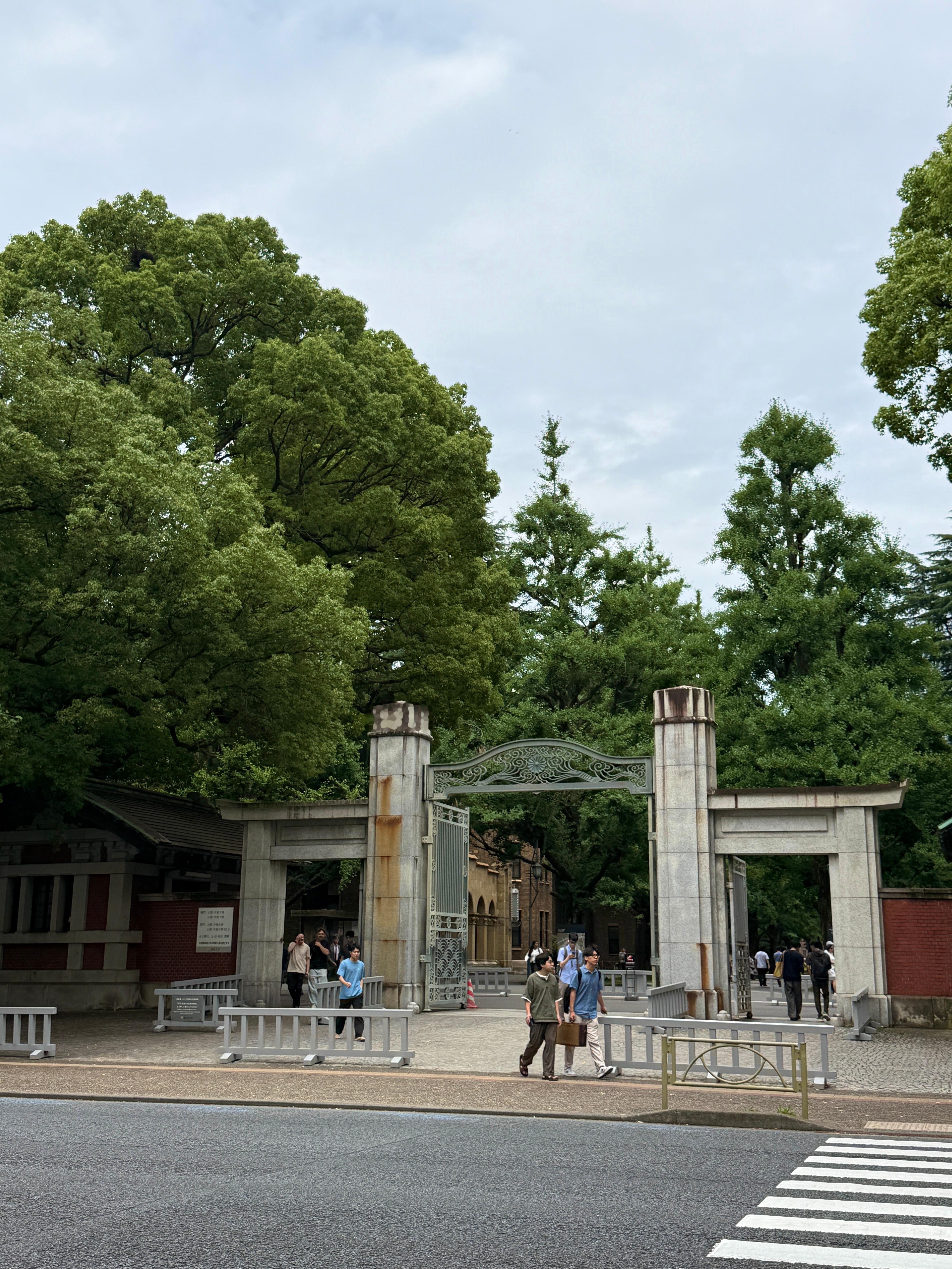 作为亚洲顶级、世界知名学府之一的东京大学正门竟然这么“不体面”，连个学校名的牌子