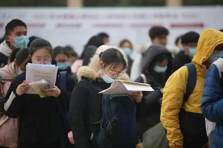 2026年，考研报名人数跌破350万，国考大军却狂飙到371万。曾经挤破头的考研
