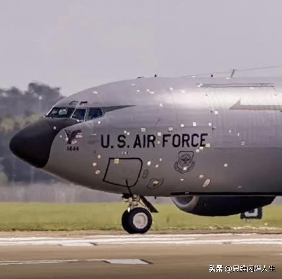 好家伙，想不到豪横了几十年之久的老美，其自家满是补丁的KC-135R加油机，也学