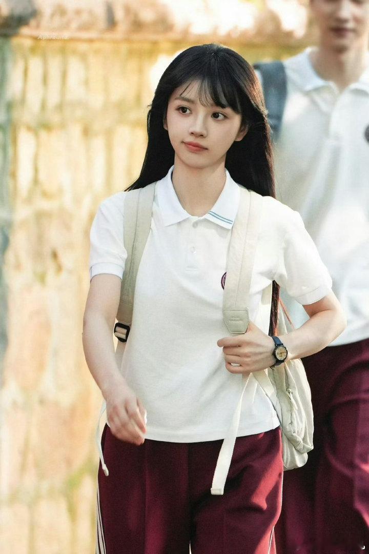 学校捞人捞到了田曦薇 全网都在好奇的学姐正主是田曦薇，这波捞人确实捞到了宝藏。 