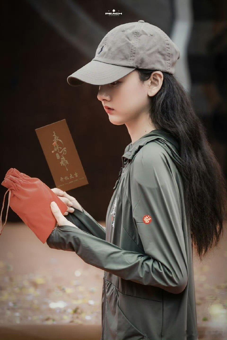 宋祖儿瘦成纸片人了 看宋祖儿《表妹万福》开机路透，瘦成纸片人了都，之前还是肉肉的