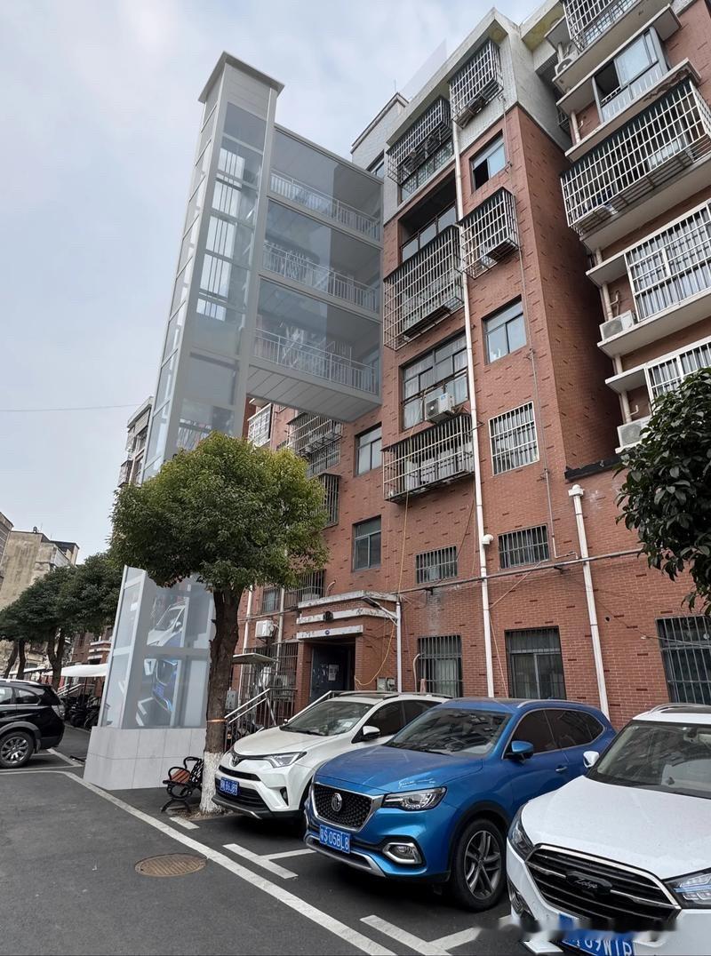 老旧小区加装电梯真的是麻烦不断，从前年开始我大伯住的老小区因为加装电梯的事情吵来