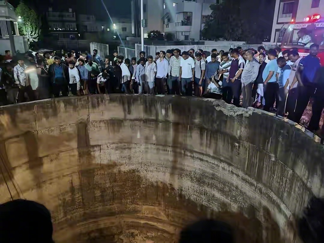 一辆印度轿车夜晚掉进无盖深井，一家9口遇难，这个井口有点太大了吧…… 