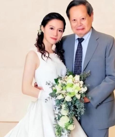 都以为翁帆只得了清华公寓的使用权，殊不知杨振宁留给她的，根本不是房子，而是一口“