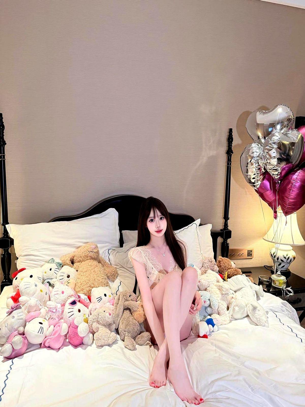 “她说什么都是对的，连生气都像Hello Kitty在跺脚。”我把这句话发到群里