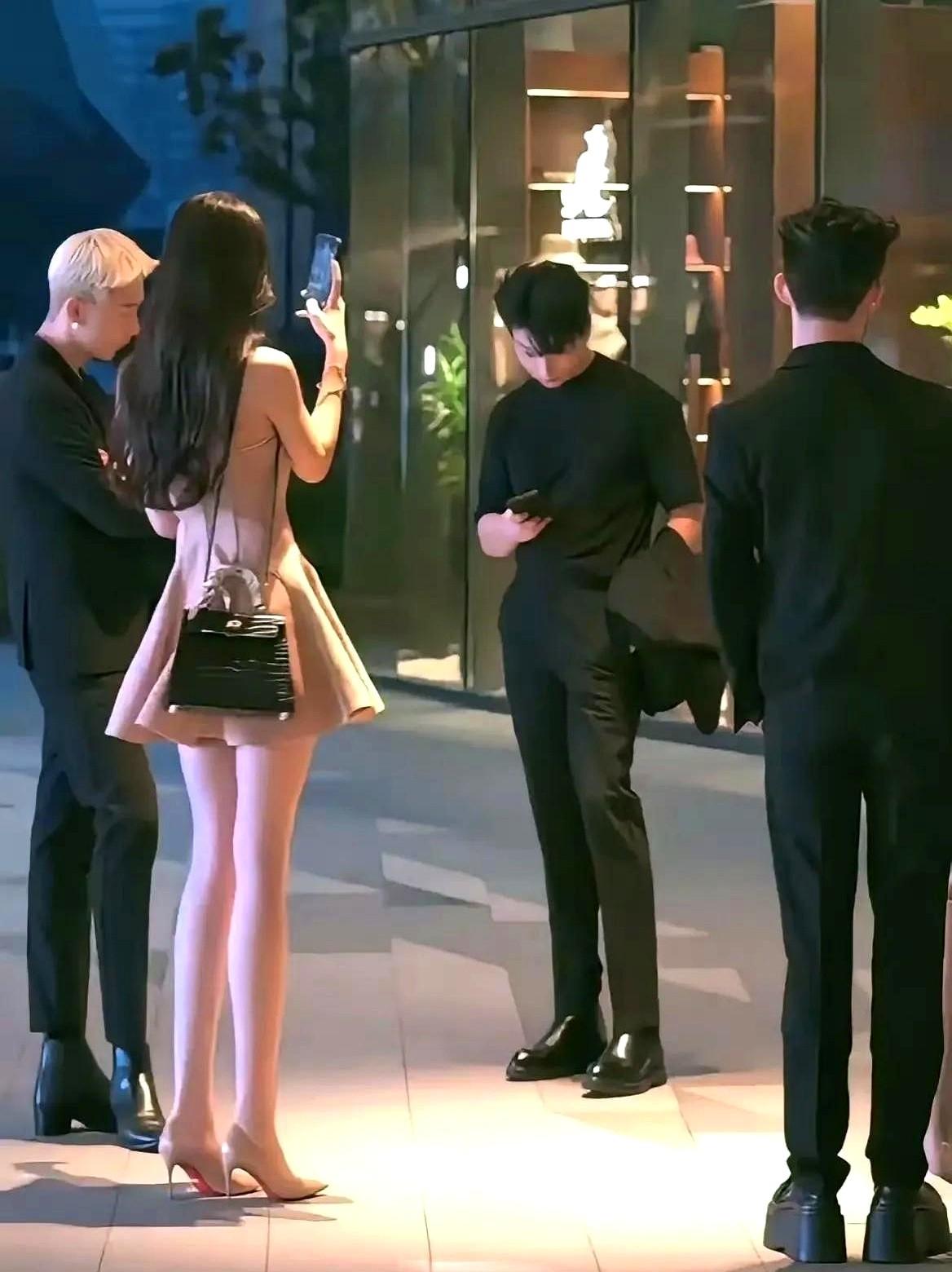 这是哪家的公主和公子？身材管理真的非常优秀了，走在街上就是个显眼包。

特步小公