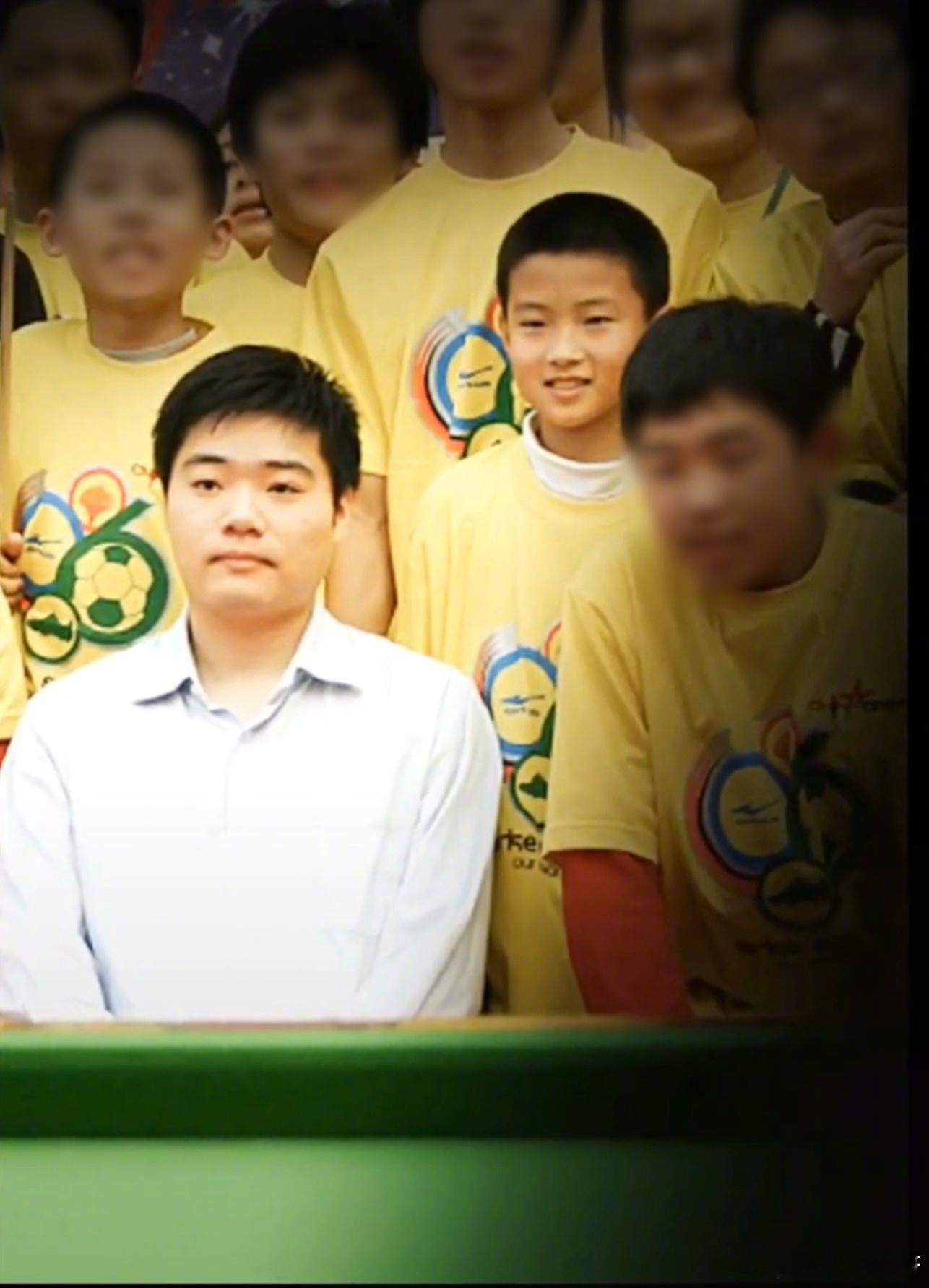 赵心童晒与丁俊晖旧照 斯诺克世锦赛16进8，赵心童在中国德比中13-9战胜丁俊晖