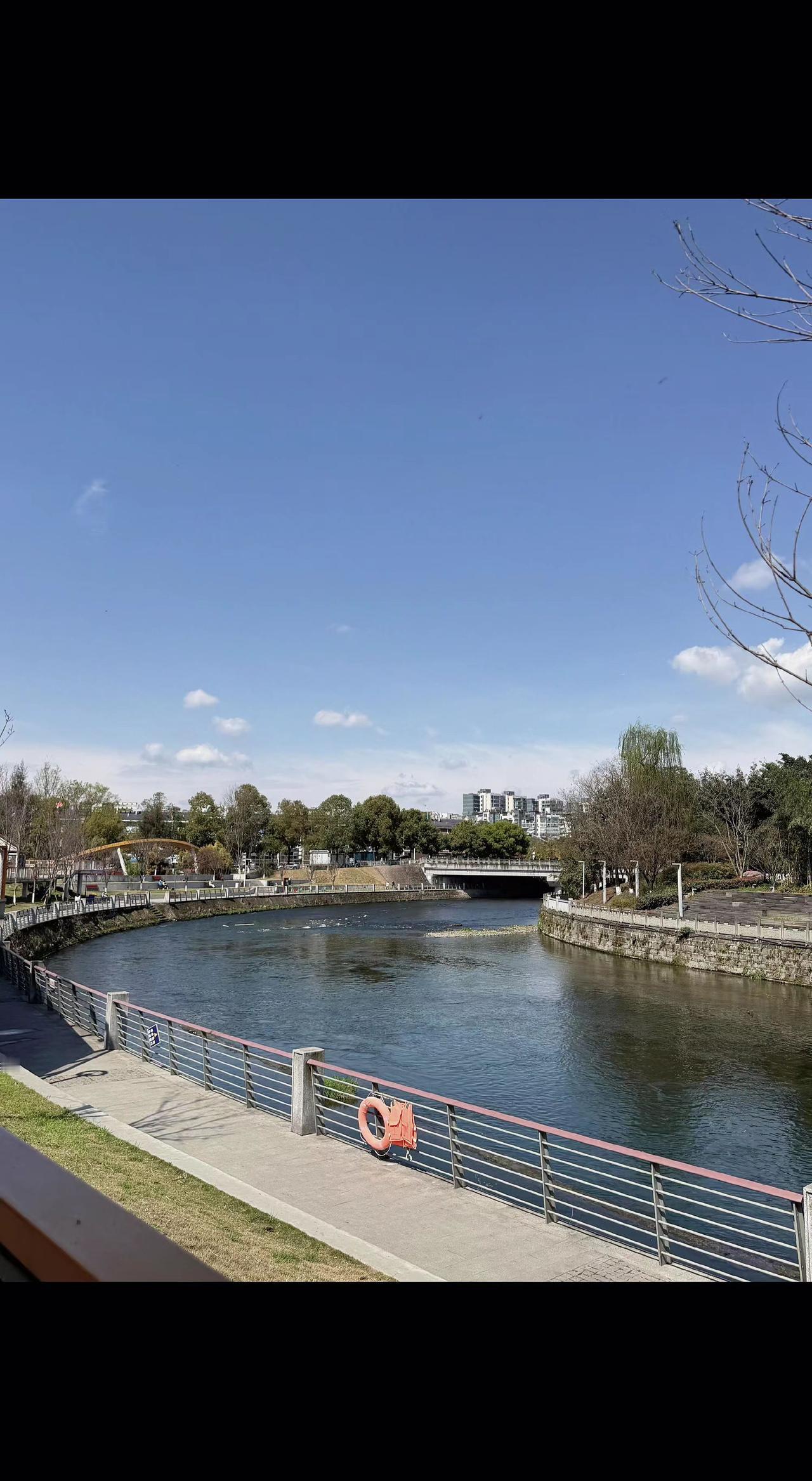 🌉运河水抱着云絮晃啊晃，栏杆上的救生圈是春天的逗号💧。风过时，桥影在波心揉碎