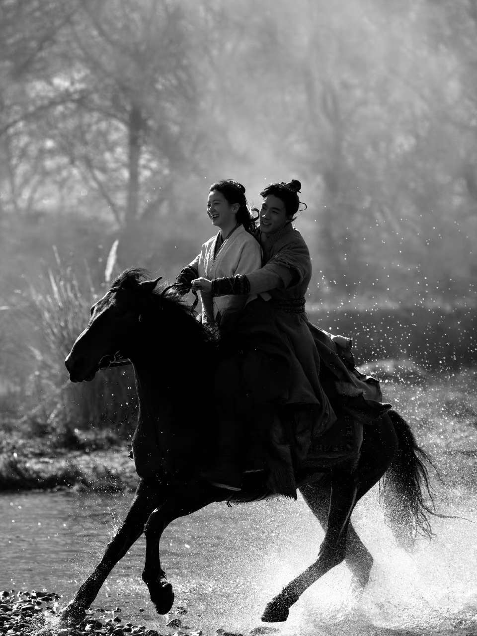 #此沙包上恩放饭啦##此沙包上恩搭肩合照#此沙、包上恩互发美照，戏里戏外都超甜，