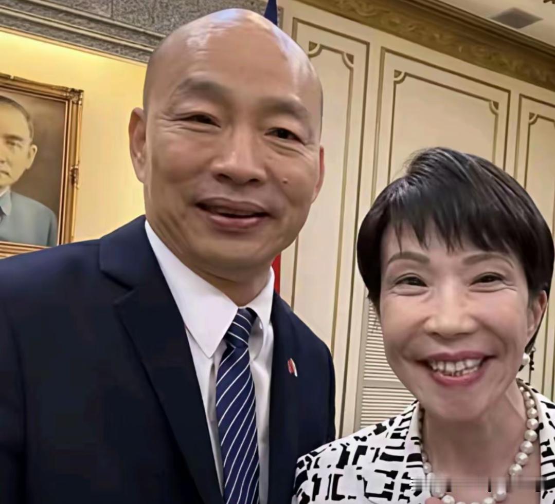 看看韩国瑜这副低三下四、卑躬屈节的照片，又想起此人跪拜美日，认贼作父的虔诚。赠他