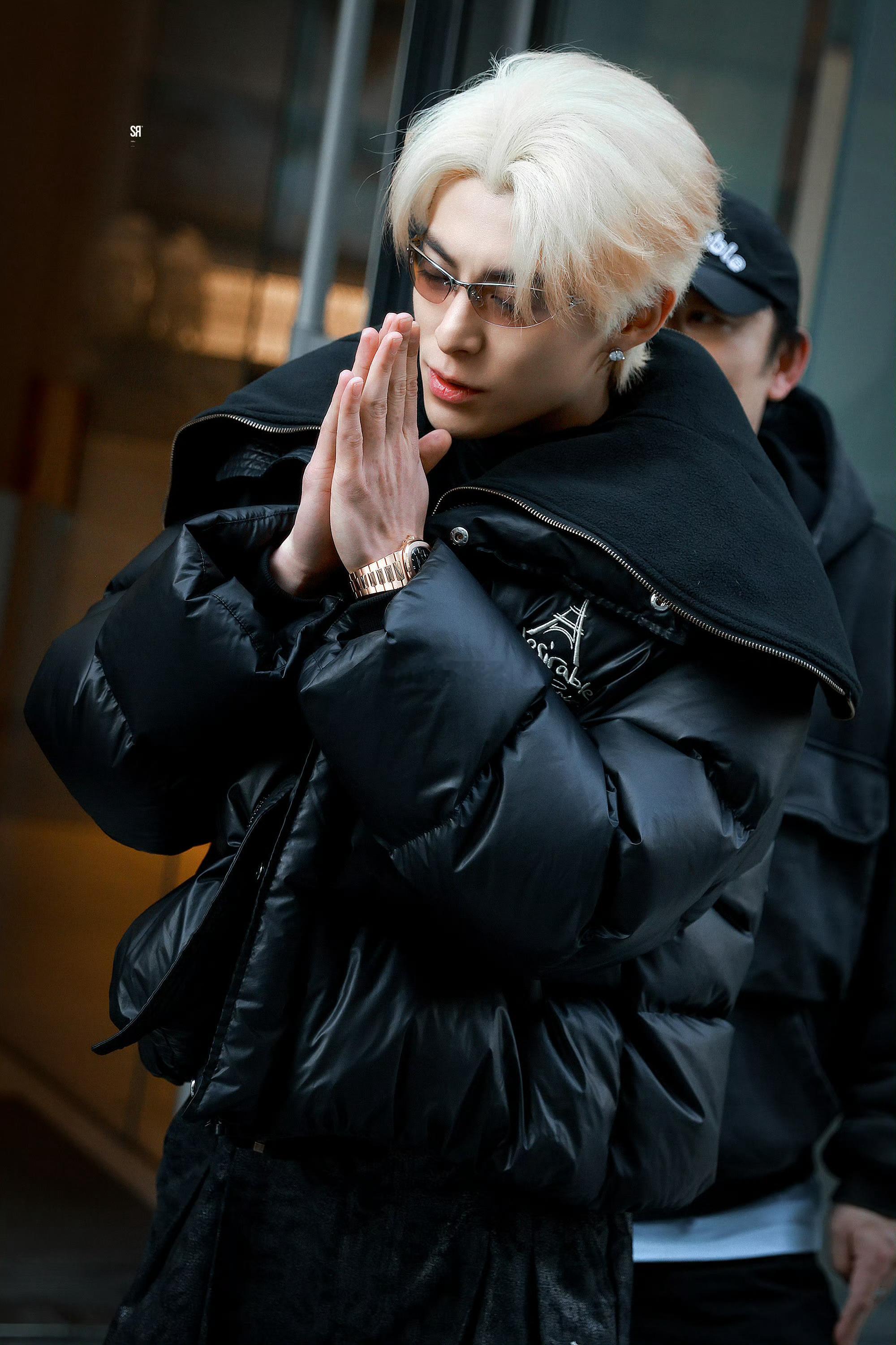 谁懂王鹤棣这几张，像是度假的太子爷被记者抓拍 