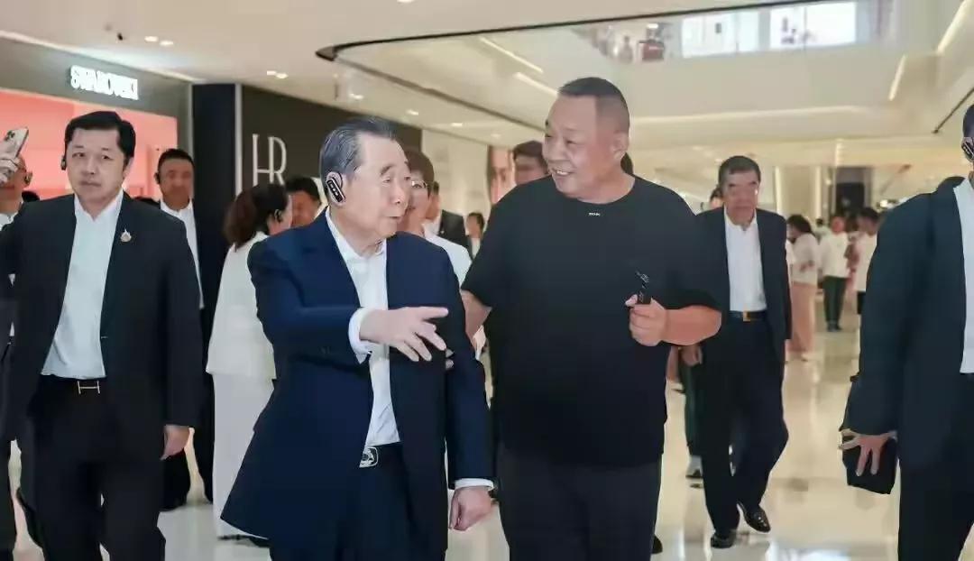 86 岁的泰国正大集团资深董事长谢国民，近日现身河南胖东来总部进行考察。

从现