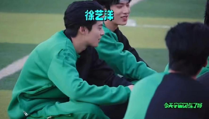 王鹤棣真的是胆肥了，居然敢当着黄子韬的面说徐艺洋不好看。

王鹤棣黄子韬于洋和刘