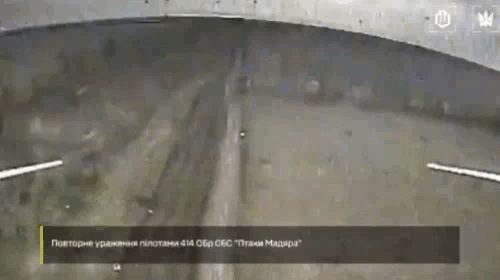 俄军1辆装满温压弹的TOS-1A喷火坦克被乌军无人机命中，随后温压弹到处乱窜，最