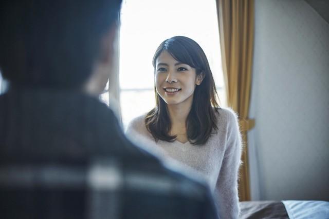 两人相亲，女生开场就提要求：“我不能接受婚前性行为，你能同意吗？”男生反问她有没