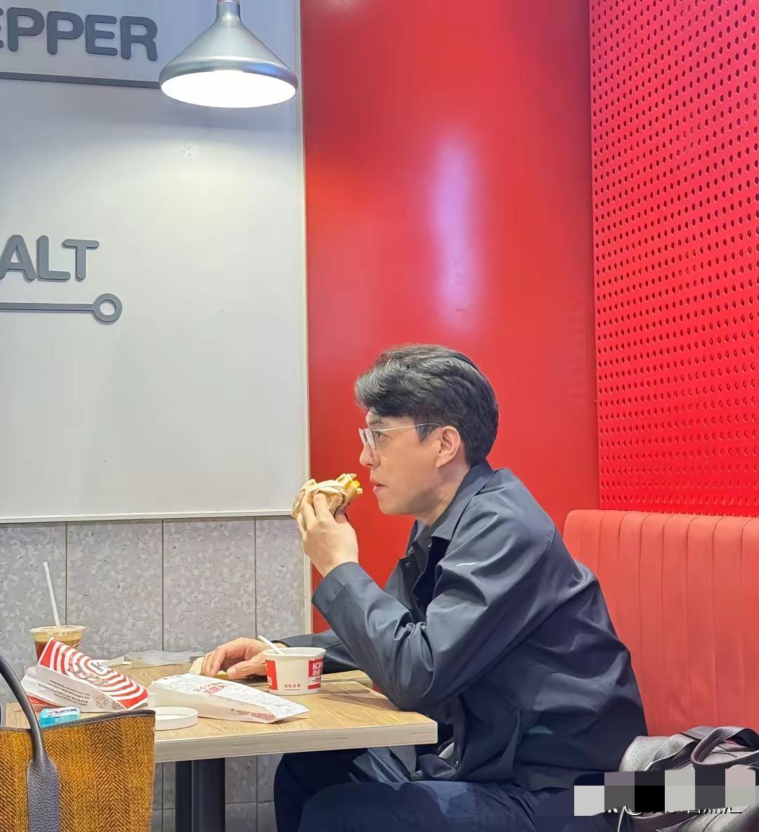 靳东非常低调的明星，吃的是什么