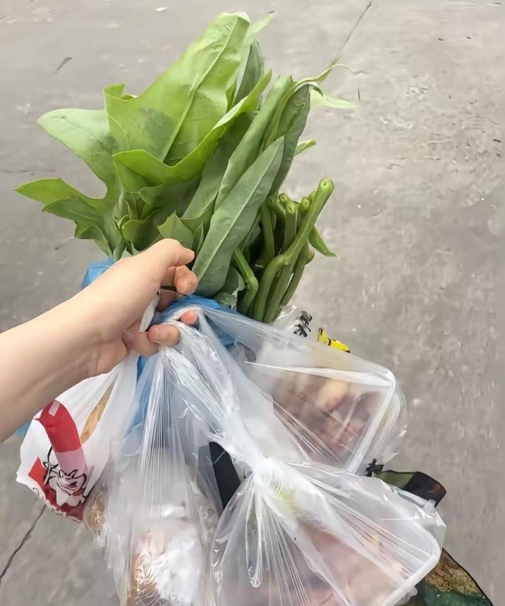 现在的孩子们真的太幸福了，辛苦倒是有，上学本就是枯燥乏味的，不管什么时候区别都不