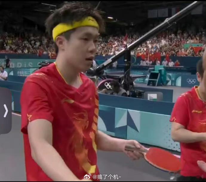 #王楚钦球拍#看到了那视频，一群摄影师只顾着拍拍拍，根本没注意脚下，不知道是不是