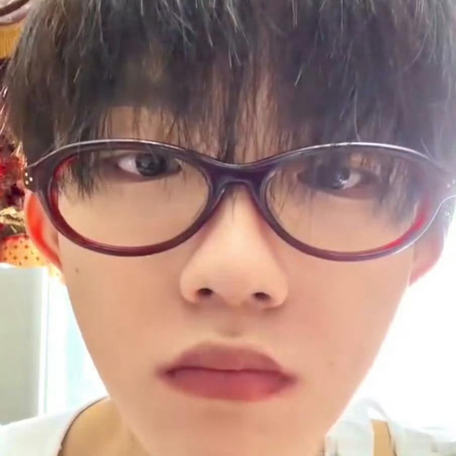 苏新皓把粉丝当小孩宠 他总记得粉丝的小愿望，会笑着回应每一份热情，那种小心翼翼的