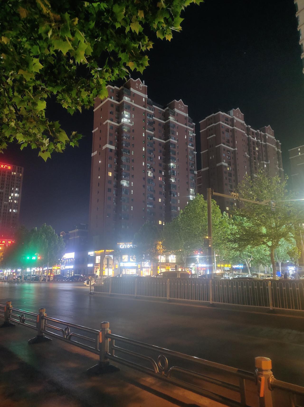 夜晚的繁华街景，灯火阑珊。