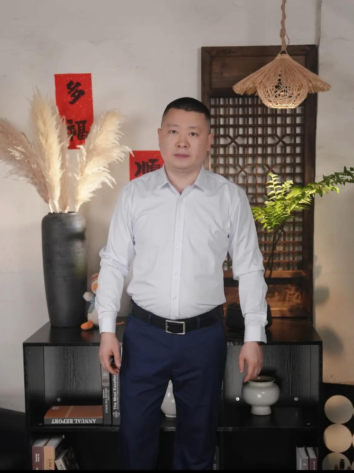 一起奔跑在理想的路上，低头有坚定的脚步
，抬头有清晰的方向[呲牙]，有些路，如果