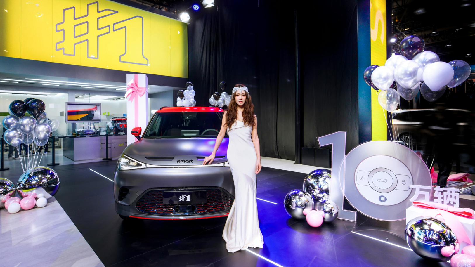 #港风少女提了第十万台smart#在2024年粤港澳大湾区车展的现场，smart