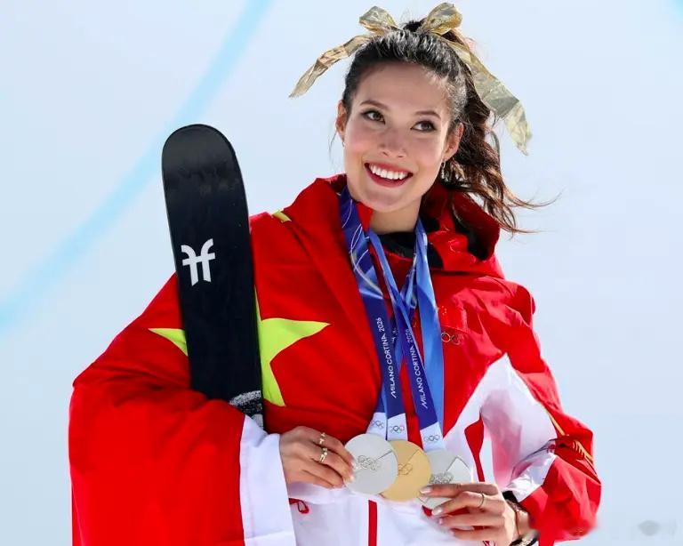 气炸！美国女主持人爆粗：谷爱凌享受我们的福利 却背叛了美国米兰冬奥会上，22岁的