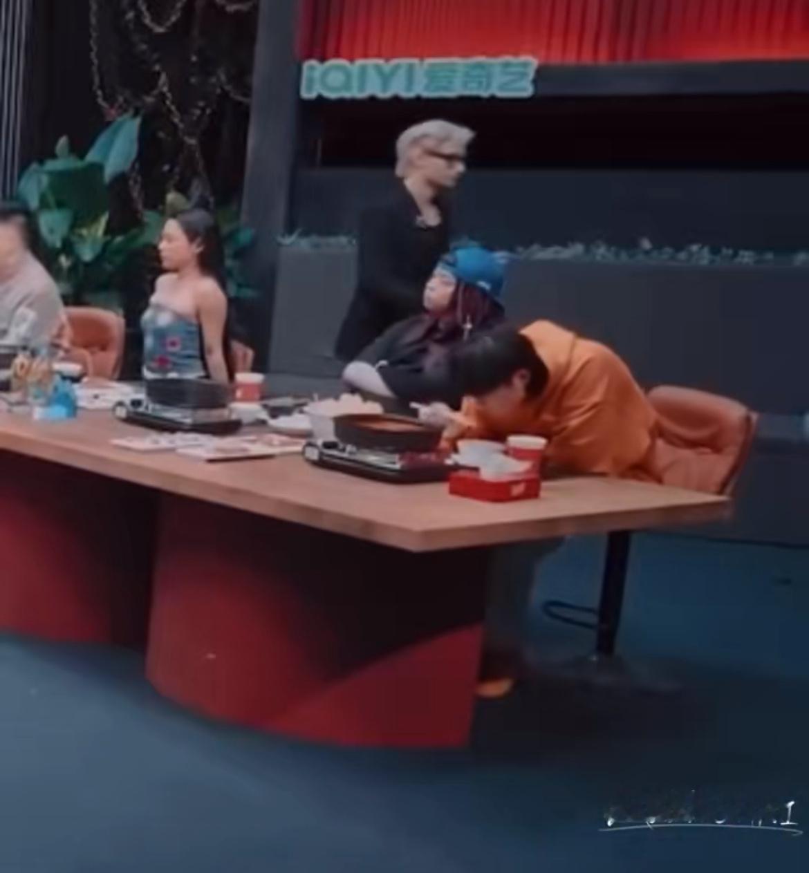 李大奔一天下来运动步数第一 谁能管管李大奔啊！节目里坐不住就算了，还到处晃悠镜头