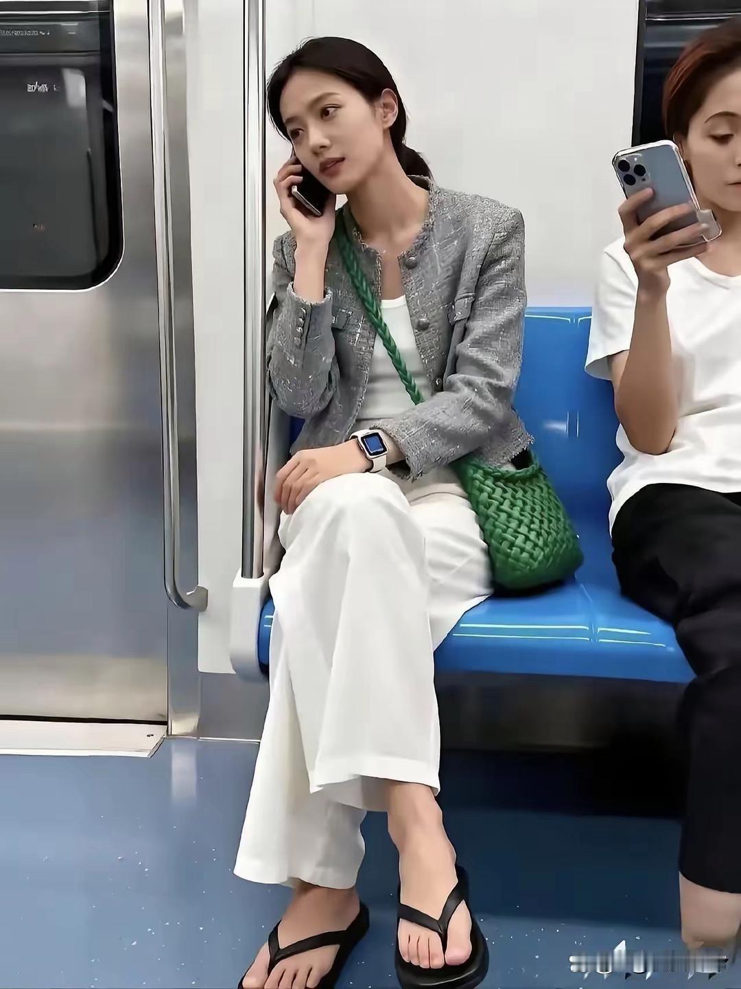 地铁上见的这个女人也太完美了，颜值气质全拉满，但脚上穿一双拖鞋太不合理了吧！