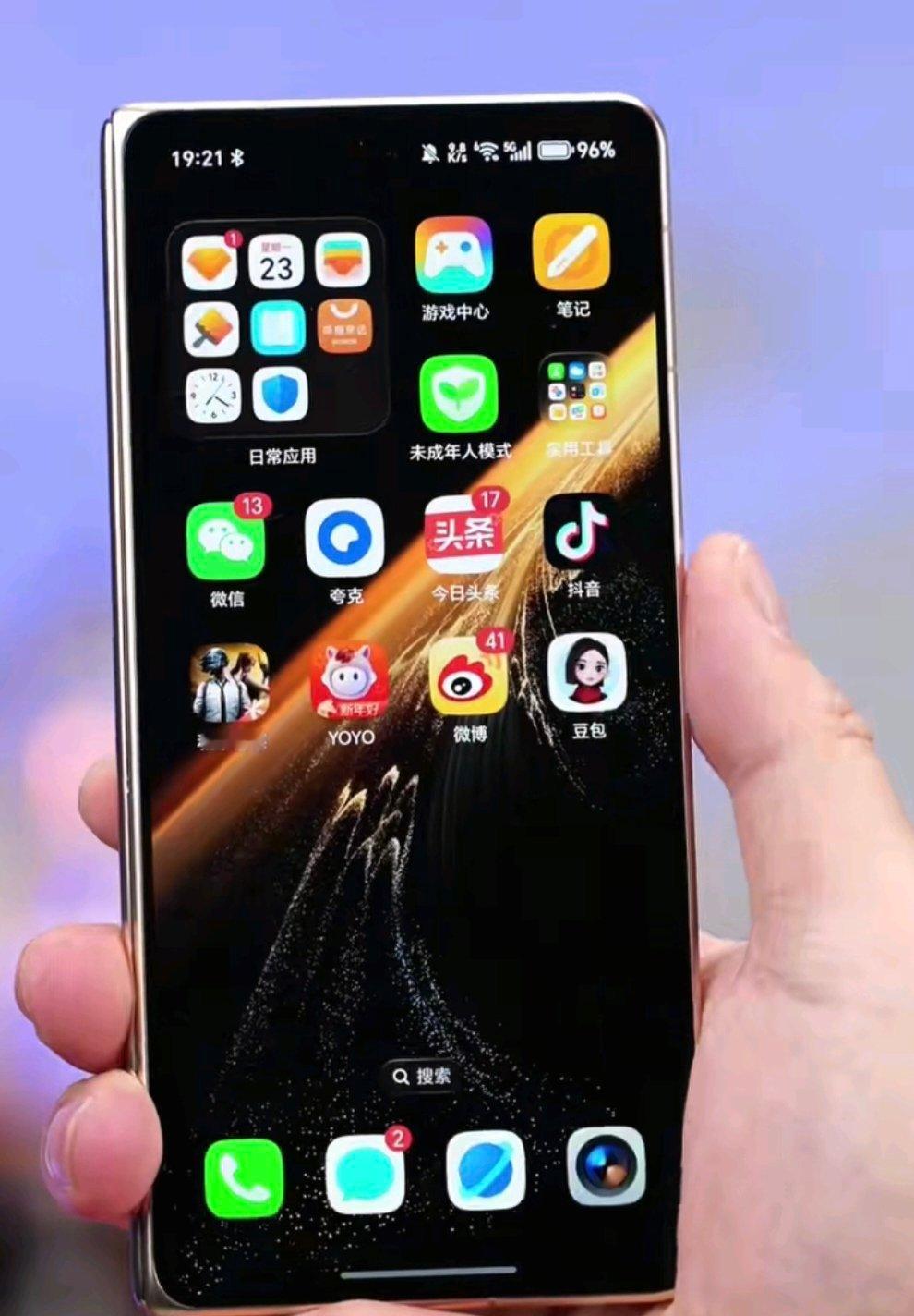 荣耀Magic V6折叠屏手机这次升级了，内屏用上UTG玻璃，黑边更窄，完全见不