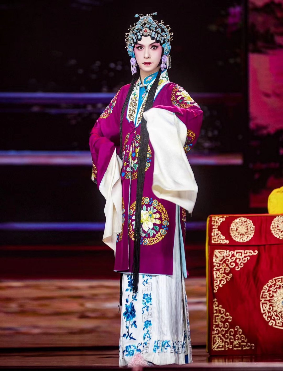 #张淇反串青衣#张淇也太专业了，看到张淇京剧反串青衣，让人眼前一亮啊，一开口就很