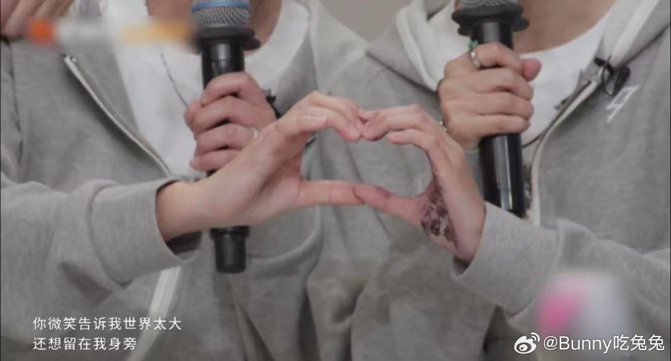 侯宇小考写了一整个手的小抄 浪姐一公小考家人们快看！侯宇浪姐一公小考把小抄写满手