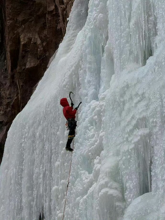 王一博晒攀冰照王一博冬训结束 把自己挂冰上，把粉丝挂心上，走到哪儿都报备的暖心男