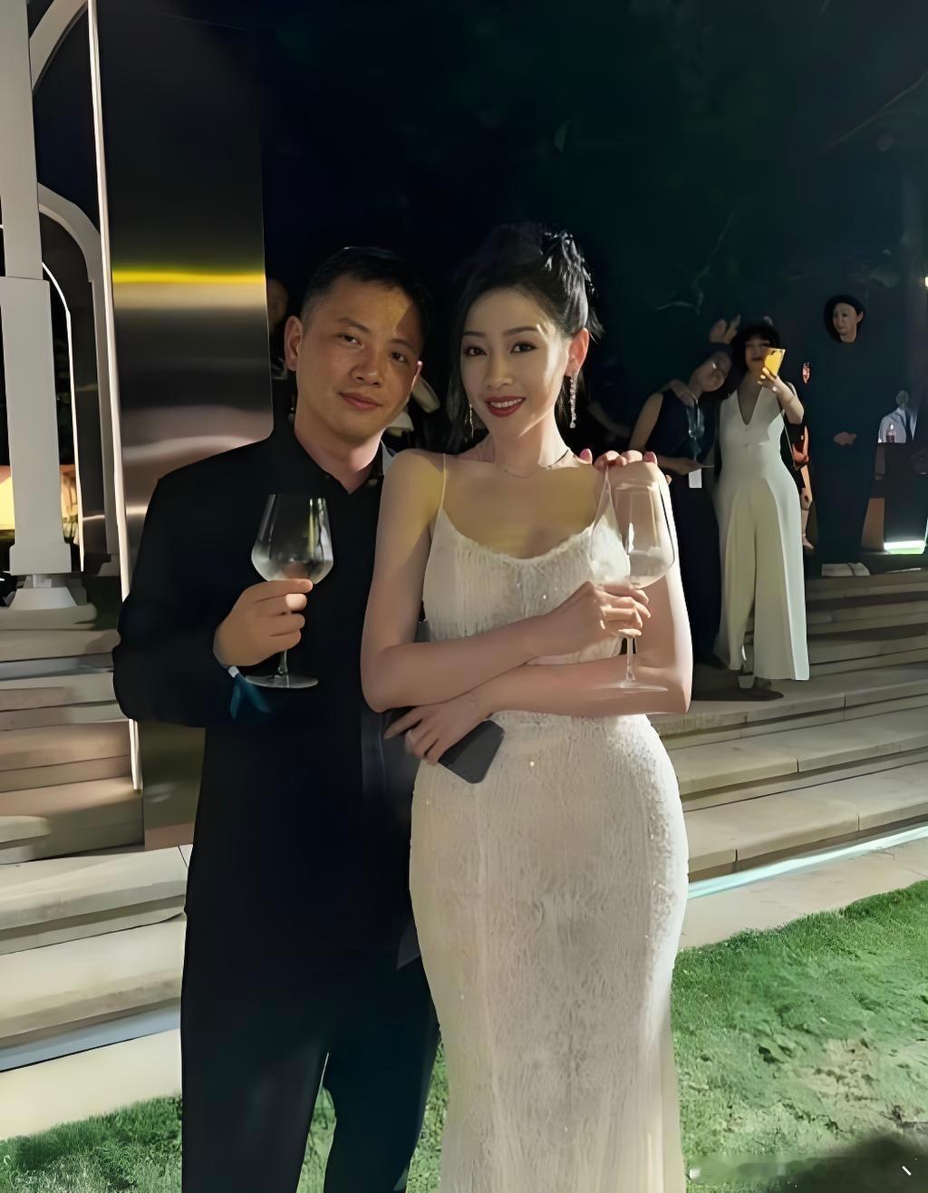 张天爱的跨，赢麻了这身材，说是娱乐圈top，不过分吧？ 