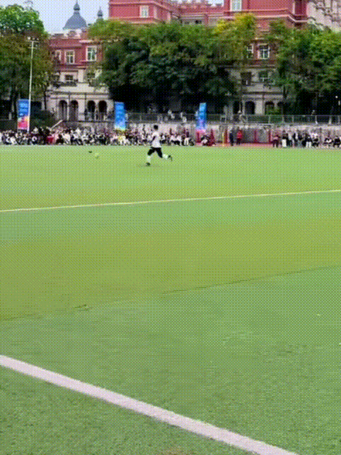 足球场搞笑瞬间～空门球没进，人进去了！[大笑][大笑]

刚才无意中看到这个视频